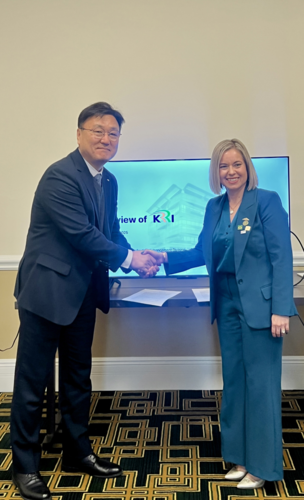철도연은 미국 MxV Rail과 철도 기술 연구분야에서의 협력 증진 및 양 기관의 관계 강화를 위한 협약(MOU)을 11월 18일 체결했다. 사공명 철도연 원장(좌측), Kari 