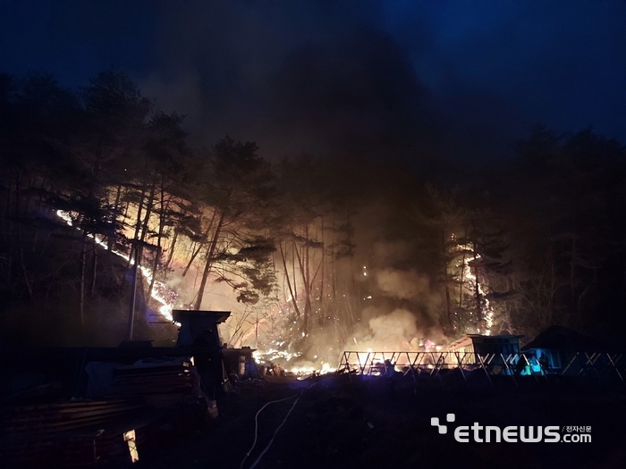 20일 오후 5시 23분께 강원 인제군 기린면 한 야산에서 산불이 발생해 산림·소방 당국 등이 진화 작업 중이다. 산림청 제공