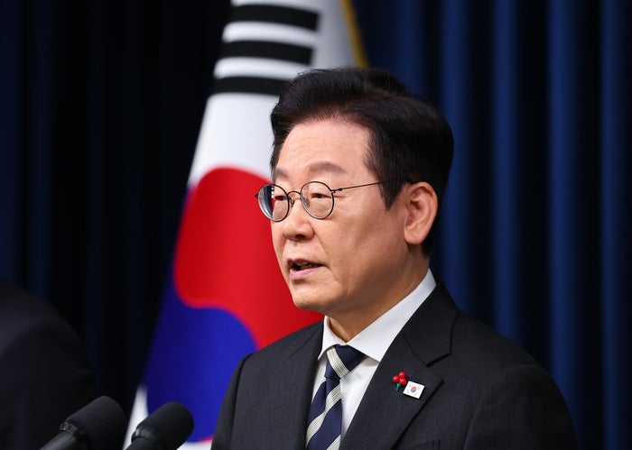 李 대통령 “<b>계엄 극복</b> 국민은 노벨상자격 충분...국민주권의 날”