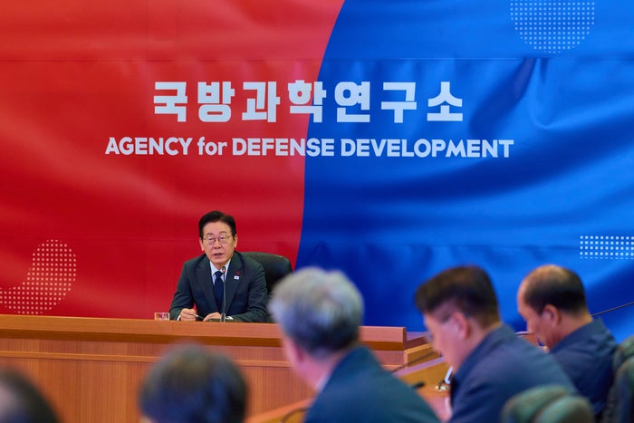 李 대통령, ADD 방문… '첨단 <b>국방</b> R&D 중심 당부'”
