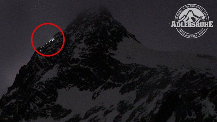 1월 18일 자정 오스트리아 그로스글로크너산 정상 인근에 보이는 A씨와 B씨의 헤드라이트. 사진=포토웹캠/호이트 캡처