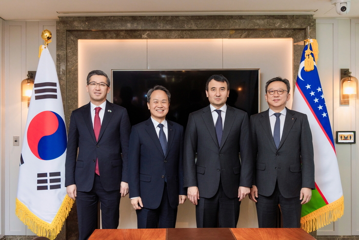 지난 9일 오후 서울 중구 롯데호텔에서 신한금융그룹이 우즈베키스탄 사절단과 면담을 진행 후 (왼쪽부터)알리셰르 압두살로모프 주한 우즈베키스탄 대사,진옥동 신한금융그룹 회장,잠시드 호자예프 우즈베키스탄 부총리,정