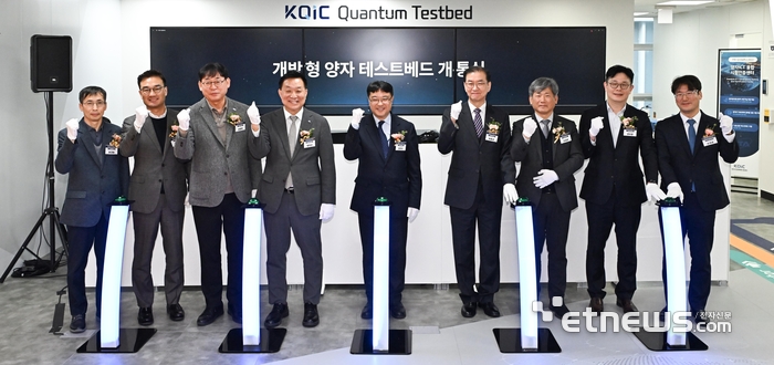 김성수 과학기술정보통신부 연구개발정책실장 등 내빈들이 개통 세리머니를 하고 있다.(왼쪽부터) 류경환 SK브로드밴드 이사,주엄개 LG유플러스 상무,손일주 한국정보통신기술협회 정보통신시험인증연구소장,황종성 한국지