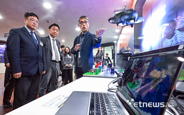 개방형 양자 테스트베드 개통식이 10일 경기 성남시 판교 기업지원허브 양자산업생태계지원센터(KQIC)에서 열렸다.김성수 과학기술정보통신부 연구개발정책실장(왼쪽부터)과 황종성 한국지능정보사회진흥원장 등 내빈들이 SK