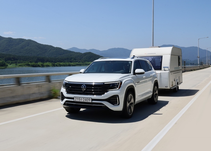 카라반을 견인 중인 폭스바겐 아틀라스