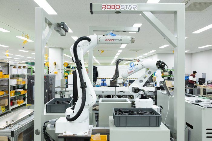 로보스타가 A12 수직다관절 로봇을 사내에서 테스트하고 있다.