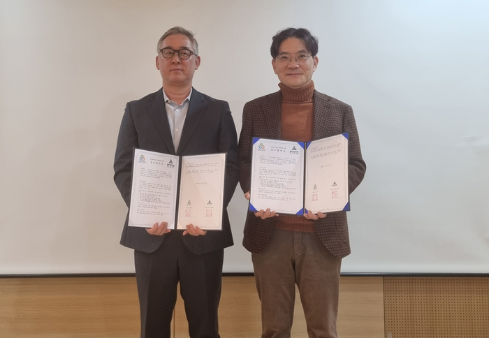 동아대에서 열린 산학연협력 양해각서 체결식에서 김동호 메가존클라우드 CQO(사진좌쪽)와 정진웅 동아대 G-LAMP 단장이 기념촬영을 하고 있다. [사진=메가존클라우드 제공]
