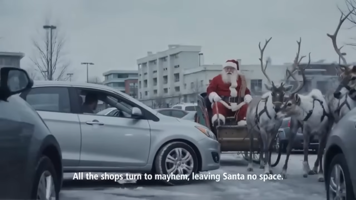 맥도날드 네덜란드가 지난 6일 공개한 크리스마스 광고 스틸.혹평이 쏟아지자 광고를 결국 내렸다.사진=맥도날드 네덜란드