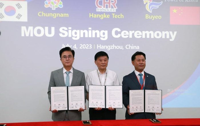 지난 2023년 7월 중국 항커커지 본사에서 열린 '충남도·부여군·항커커지 투자 양해각서 체결식'.(왼쪽부터) 김태흠 충남지사,차오지 항커커지 회장,박정현 부여군수.(사진=충남도)