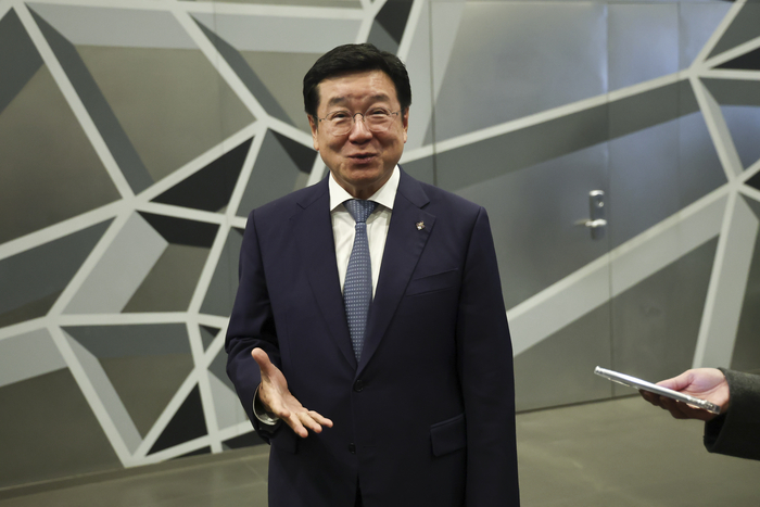 이찬희 삼성 준법감시위원장이 16일 서울 삼성생명 서초사옥에서 열리는 삼성 준감위 회의에 참석하며 취재진 질문에 답변하고 있다. (사진=연합뉴스)