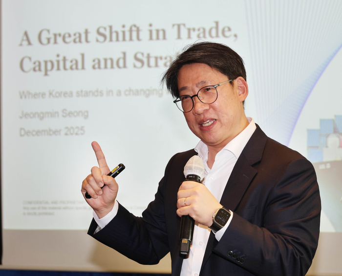 성정민 맥킨지앤드컴퍼니 글로벌연구소장이 주제발표를 하고 있다.