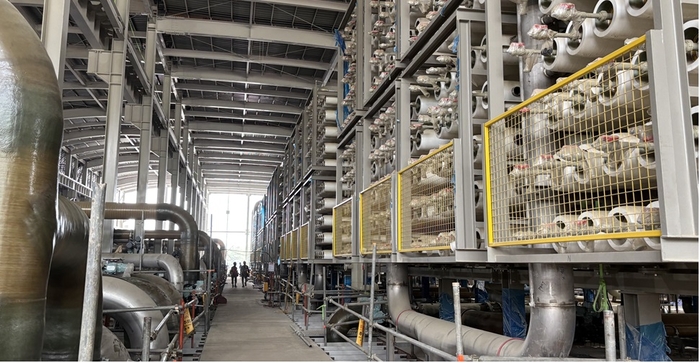 대산임해산업지역 해수담수화 주요 시설 '역삼투 막여과' 현장 모습.물 분자만 통과할 수 있는 분리막(RO막)을 이용,삼투압 이상의 압력을 가해 담수를 생산한다.사진 출처 : 기후부