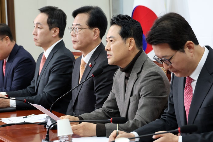 국힘, 정부에 고환율 <b>책임론</b> 제기…“실패한 통상·안이한 대응, 대책 마...