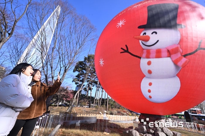 [포토] 석촌호수, 디지털 초대형 <b>크리스마스</b> 미디어아트
