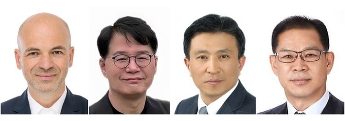 왼쪽부터 만프레드 하러 현대차·기아 R&D 본부장 사장,<a href=