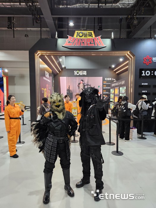 컬리푸드페스타 백설 부스 앞에서 '10분쿡'을 홍보하는 '전자레인저' 캐릭터들 〈사진=민경하기자〉