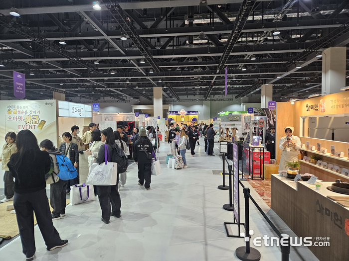 컬리푸드페스타 행사장 부스 앞에 관람객들이 북적이고 있다.〈사진=민경하기자〉