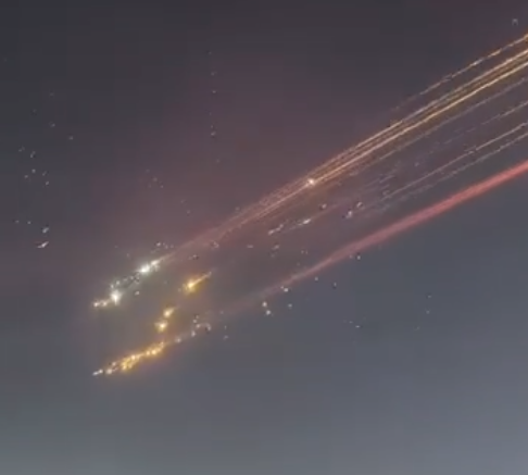 스페이스X 우주선 스타십의 불타는 잔해가 떨어지고 있다.사진=엑스 캡처