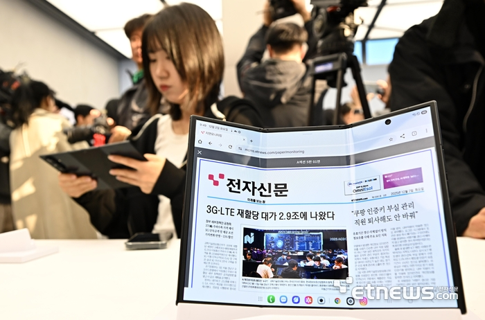 서울 강남구 삼성강남에서 열린 미디어 간담회에서 참석자가 제품을 살펴보고 있다.이동근 