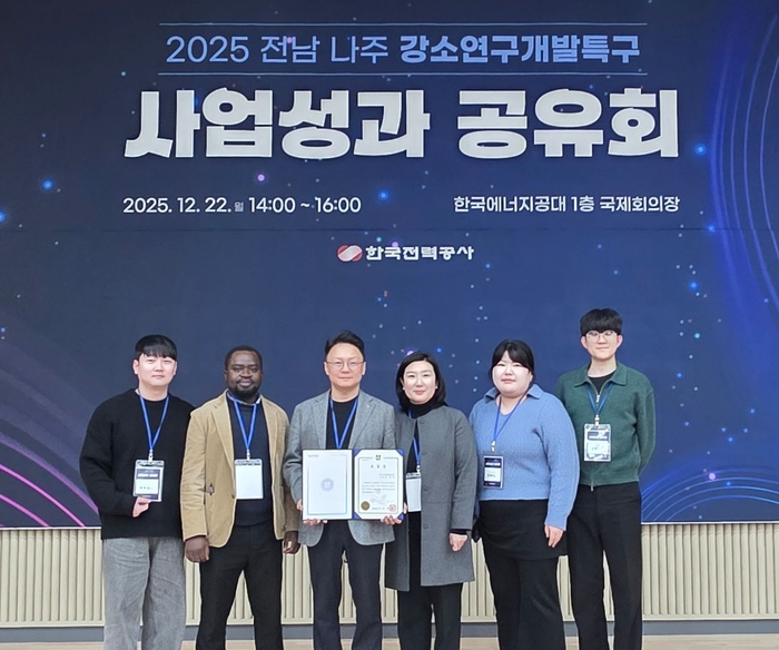 렉스이노베이션 임직원 단체 수상 기념 사진.