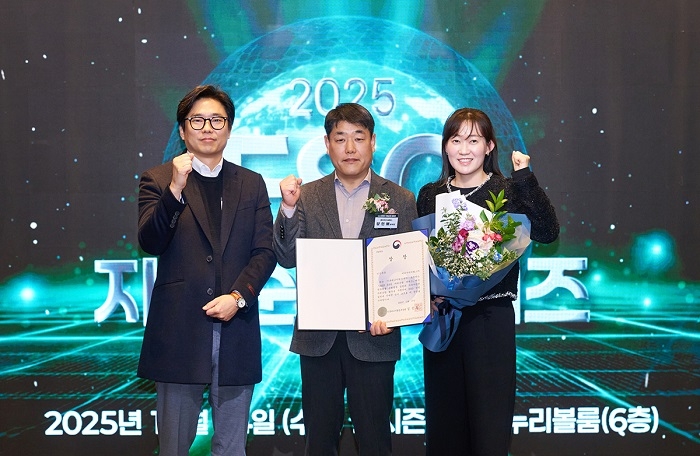 HDC랩스 리얼티본부장 양인배 상무(가운데)가 임직원들과 함께 '2025 ESG 자원순환 어워즈'에서 환경부 장관상 수상 기념촬영을 하고 있다.사진=HDC랩스