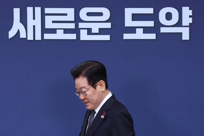 이재명 대통령,법무부(대검찰청)·성평등가족부 업무보고 입장 (서울=연합뉴스) 김도훈 기자 = 이재명 대통령이 19일 정부서울청사 별관에서 열린 법무부(대검찰청)·성평등가족부 업무보고에 입장하고 있다.202