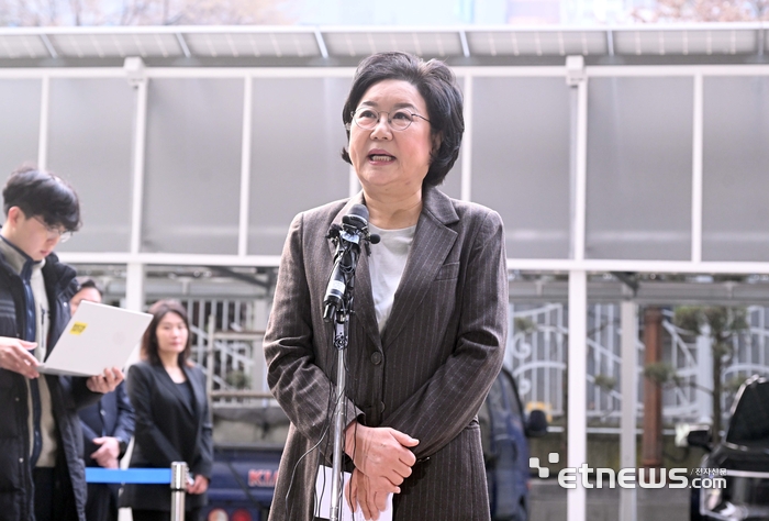 이혜훈 기획예산처 장관 후보자가 29일 오전 서울 중구 예금보험공사 본사에 마련된 인사청문회 사무실로 출근하며 취재진에게 입장을 밝히고 있다.이 후보자는 보수진영 출신 인사로,<a href=