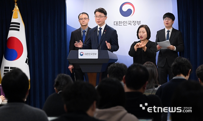 류제명 과학기술정보통신부 제2차관이 29일 서울 종로구 정부서울청사에서 KT와 LG유플러스 침해사고 최종 조사 결과 발표 후 취재진의 질문에 답하고 있다.이동근기자 