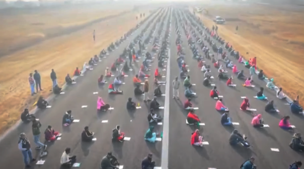 인도 동부 오디샤주의 한 지역에서 경찰 보조 임시직 100명을 뽑는 시험에 수천 명이 몰리며 치열한 경쟁이 벌어졌다.사진=NDTV