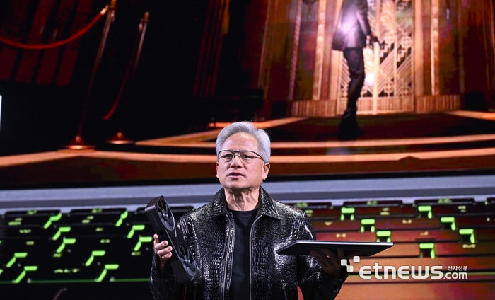 지난해 1월 미국 라스베이거스 만달레이베이 컨벤션 센터에서 CES 2025 기조연설을 하고 있는 젠슨 황 엔비디아 최고경영자(CEO).라스베이거스=박지호기자 
