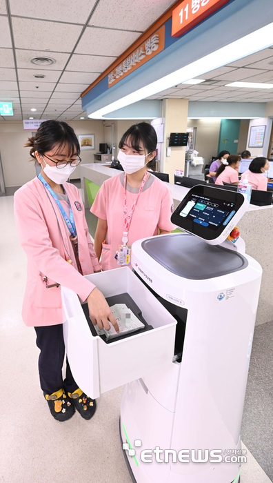 대형병원 등 의료현장에 의료서비스로봇 도입으로 의료진 업무 효율과 환자 만족도가 높아지고 있다.의료서비스로봇은 의약품 및 검체운반,병원안내,병동 간 물품 배송,환자교육 등 간호·진료 지원 업무에 활용되고 있다