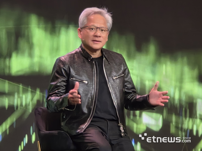 젠슨 황 엔비디아 최고경영자(CEO)가 6일(현지시간) 미국 네바다주 라스베이거스 퐁텐블로 호텔에서 언론 및 산업 애널리스트와 만나 질의응답을 하고 있다.라스베이거스= 김영호 기자.