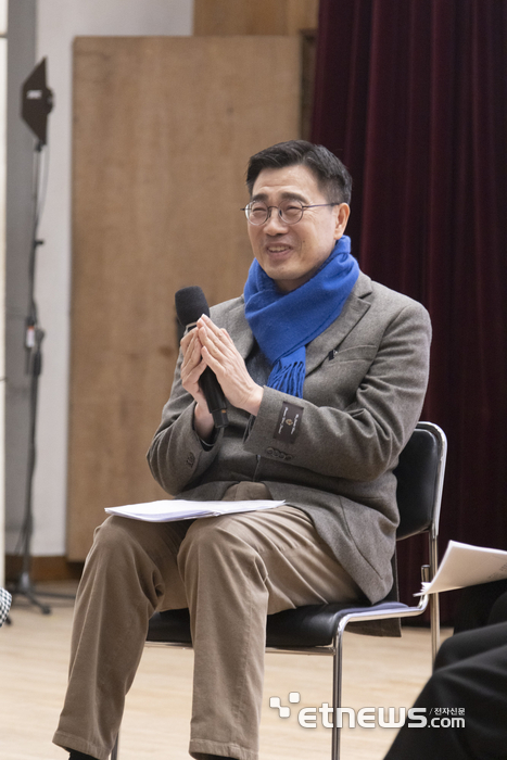 최원용 전 평택시 부시장이 10일 평택대학교 예술관 음악당에서 저서 '평택, 나의 길이 되다' 출간을 기념해 시민들과 대화를 나누고 있다.