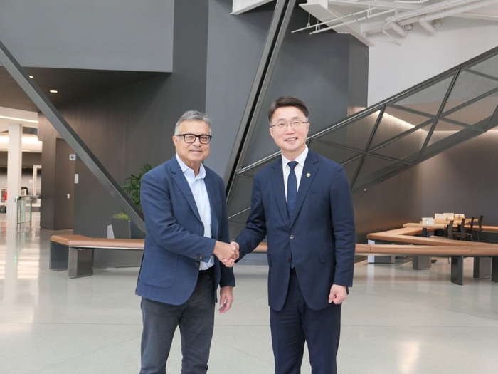 과학기술정보통신부 류제명 제2차관(사진 오른쪽)은 엔비디아 본사에서 제이 퓨리 수석 부사장(왼쪽)을 만나 협력 추진 현황을 점검하고 향후 계획을 논의했다.
