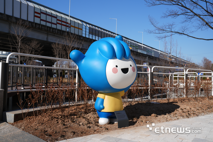한국만화영상진흥원이 '우리동네 만화캐릭터 만들기' 사업 일환으로, 웹툰테마파크에 부천시 캐릭터인 '부천핸썹'을 설치했다.