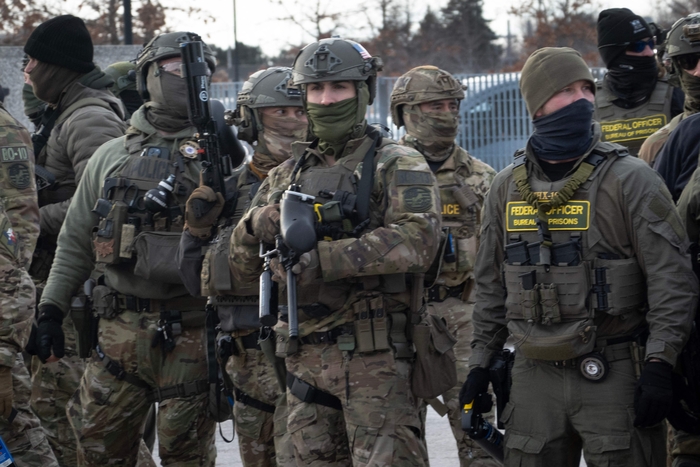 11일(현지시간) 미국 미네소타주 미니애폴리스에서 연방 요원들이 시위대에 대치하고 있다.사진=AFP 연합뉴스