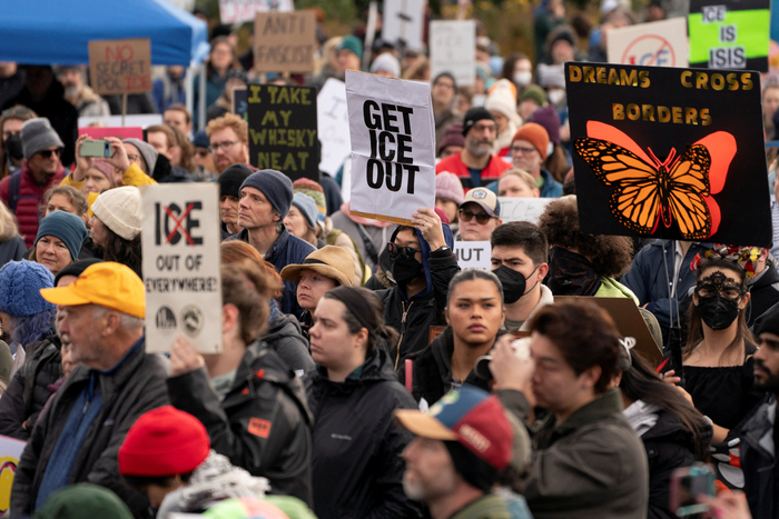 11일(현지시간) 미국 워싱턴주 시애틀에서 벌어진 미니애폴리스 ICE 총격 사건에 항의하는 시위대.사진=로이터 연합뉴스