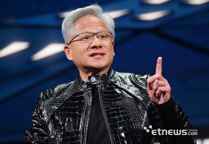 젠슨 황 엔비디아 CEO가 5일(현지시간) 미국 네바다주 라스베이거스 퐁텐블로 호텔에서 열린 엔비디아 CES 2026 라이브에서 특별연설을 하고 있다.라스베이거스=이동근기자 
