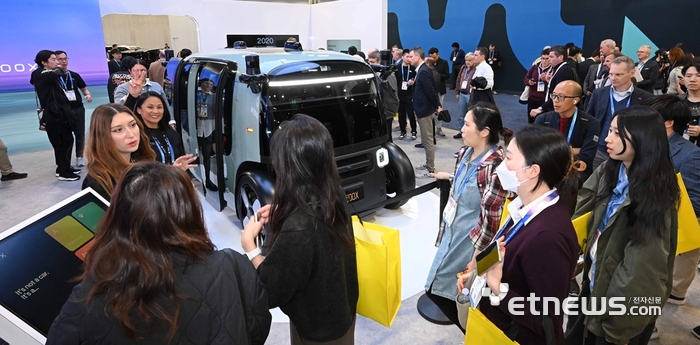 세계 최대 가전·정보기술(IT) 전시회 'CES 2026'이 개막한 6일(현지시간) 미국 네바다주 라스베이거스 컨벤션센터 웨스트홀에 마련된 아마존의 자율주행 로보택시 죽스(ZOOX)부스에서 참관객이 시승을 위해 줄지