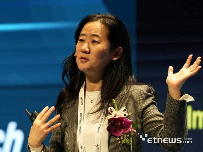 미국 스탠퍼드대 이진형 교수가 메디컬코리아 2024에서 기조강연을 하는 모습.한국보건산업진흥원 제공