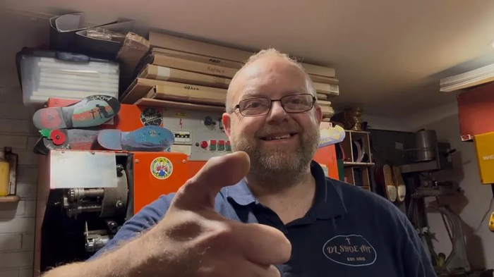 엄지손가락 절단 사고를 겪은 영국 남성 데이비드 리가 발가락을 붙인 손으로 '엄지 척'을 하고 있다. 사진=데이비드 리 / BBC 방송 캡처