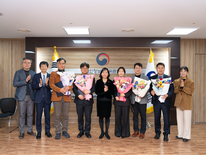 송경희 개인정보보호위원회 위원장(왼쪽에서 다섯번째)이 5일 오후 정부서울청사에서 신규 위촉된 개인정보 분쟁조정위원회 위원들과 기념촬영을 하고 있다.