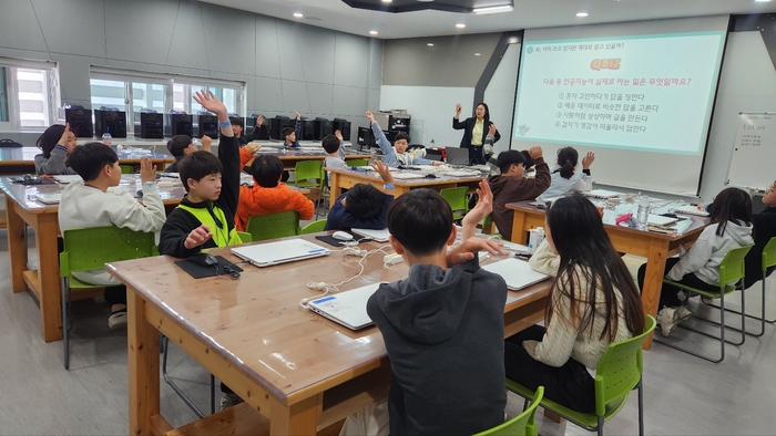 21일 국립부산과학관에서 열린  제18회 꿈찾기캠프에 참여한 학생들이 강사의 질문에 손을 들어 답하고 있다. (사진=이티에듀)