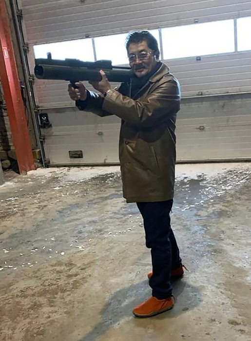 2021년 코펜하겐에서 이란 장군으로 위장한 미국 마약단속국 위장 요원에게 로켓 발사기를 들어 보이고 있는 에비사와 다케시. 사진=미국 법무부