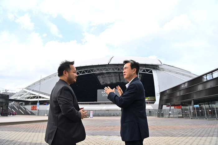 김태흠 충남 지사(오른쪽)는 운영 현황을 청취한 후 세계 최대 개폐식 돔구장  '싱가포르 스포츠 허브' 시설 곳곳을 둘러보며 천안 아산 돔구장 적용 방안을 살폈다.