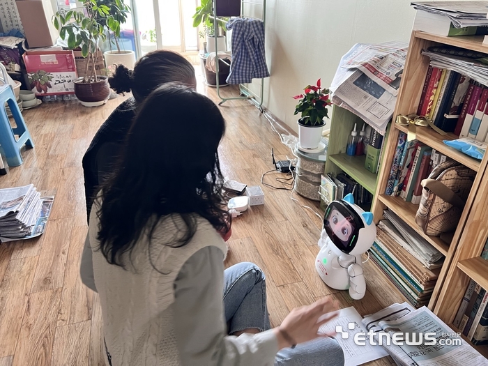 이천시 보건소가 방문건강관리사업 대상자 가운데 65세 이상 홀몸 어르신에게 보급한 AI 로봇 '다솜이' 모습.