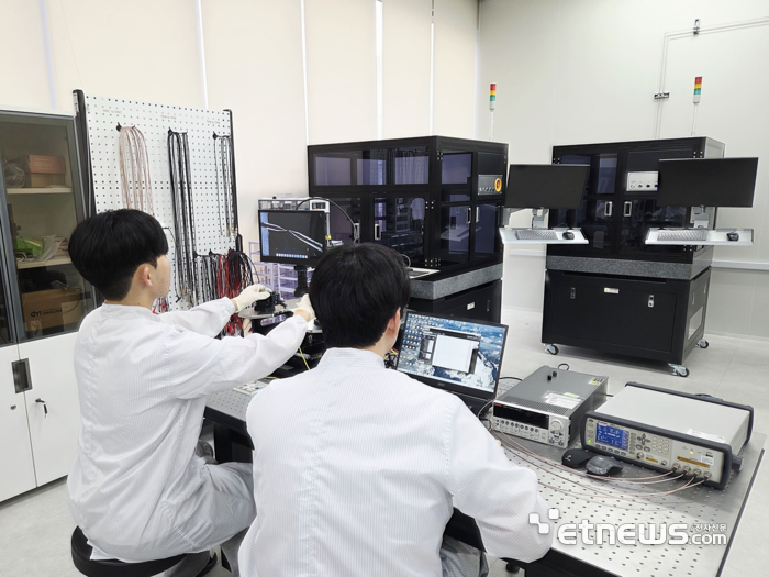 한국공학대학교 반도체인력양성사업단이 교육을 진행하고 있는 모습.