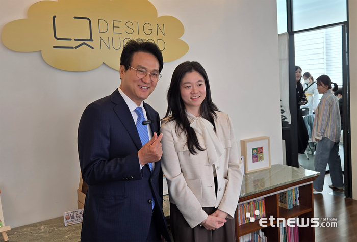 안민석 경기도교육감 예비후보가 3일 용인 지역 대안교육 현장을 찾아 학부모·교직원과 기념 촬영했다.