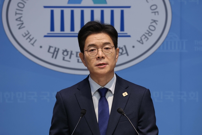 더불어민주당 서울시장 후보로 확정된 정원오 전 서울 성동구청장이 10일 국회 소통관에서 기자 회견을 하고 있다. 연합뉴스