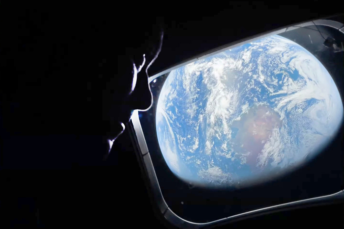 4일(현지시간) 아르테미스 2호의 리드 와이즈먼 사령관이 달로 향하는 오리온 우주선 인테그리티호의 창문을 통해 지구를 바라보고 있다. 와이즈먼 사령관은 “북극부터 남극까지 한눈에 